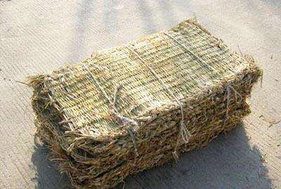 水库全面启动防汛草袋储备〖防汛打桩机厂家〗